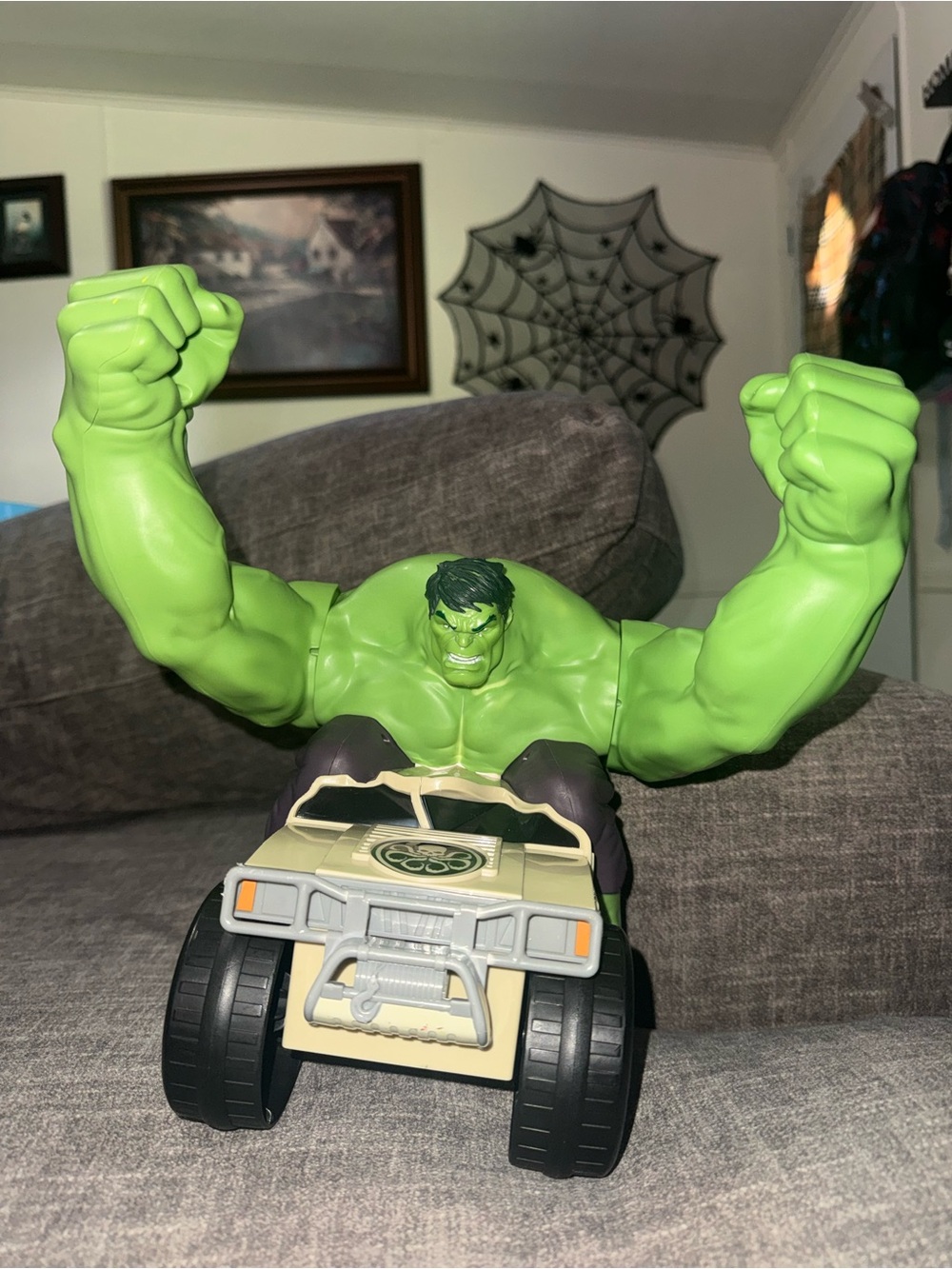 Marvel Hulk Green and Black Action Figure with Tan Vehicle